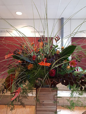 Voorbeeld van een bloemstuk in de loby van een hotel